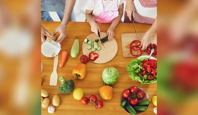 Expertos en seguridad alimentaria advierten sobre prácticas comunes que favorecen bacterias peligrosas.   