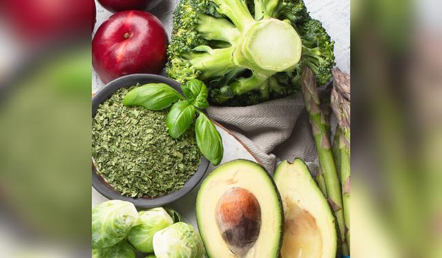 Las verduras de hoja verde, como la espinaca y el kale, son ricas en vitamina K.   