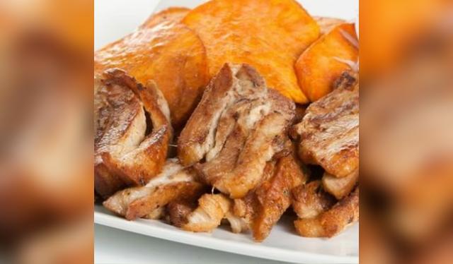 La combinación de pan, chicharrón de cerdo, camote frito y sarsa criolla hace del sánguche un ícono de la gastronomía peruana.   