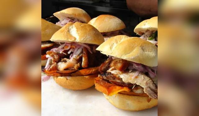 El pan con chicharrón, con camote frito y salsa criolla, es el favorito de miles de peruanos en los desayunos de fin de semana.   