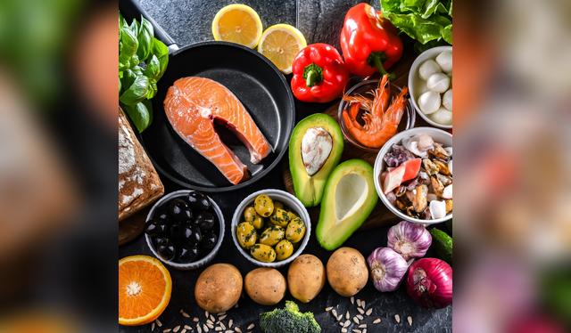 La dieta mediterránea y la DASH, patrones que priorizan lo natural frente a lo ultraprocesado, son los más recomendados por Harvard.   