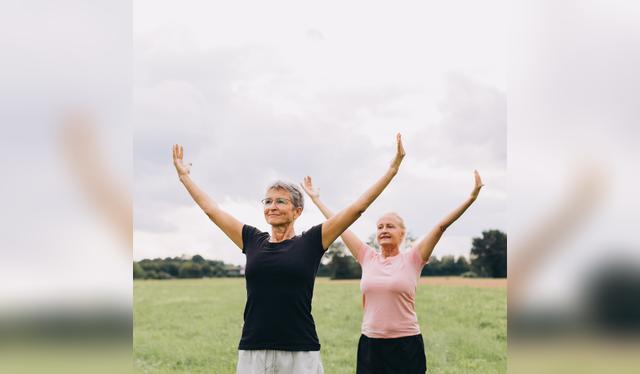 Harvard Health Publishing subraya que no se trata solo de vivir más, sino de hacerlo con energía y buena salud.   