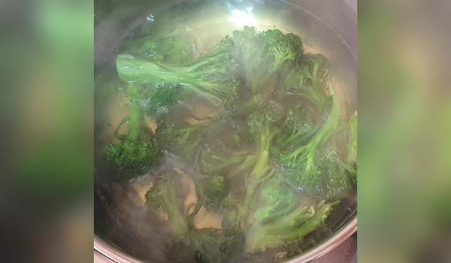 El brócoli es considerado uno de los vegetales más saludables, pero su preparación influye en el valor nutritivo. El brócoli es considerado uno de los vegetales más saludables, pero su preparación influye en el valor nutritivo.