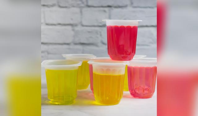 La gelatina se elabora a partir de huesos, piel y cartílagos de animales, fuentes naturales de colágeno.