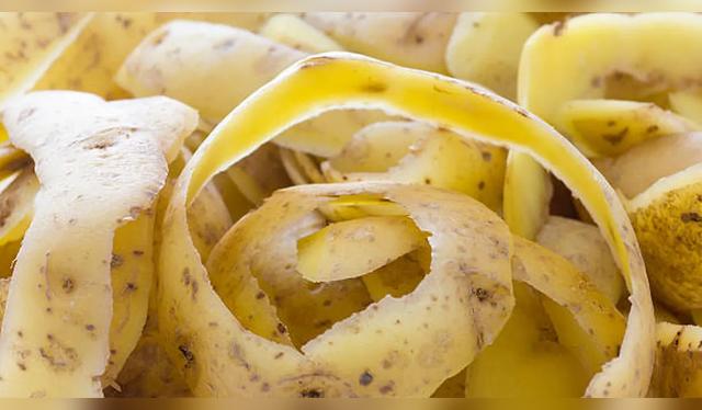 La cáscara de papa ayuda a remover las manchas de las ollas y sartenes. La cáscara de papa ayuda a remover las manchas de las ollas y sartenes.