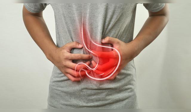 Las personas con gastritis no pueden consumir semillas de papaya.   