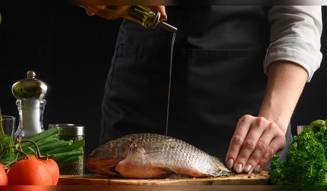 Unta el aceite sobre el pescado.   