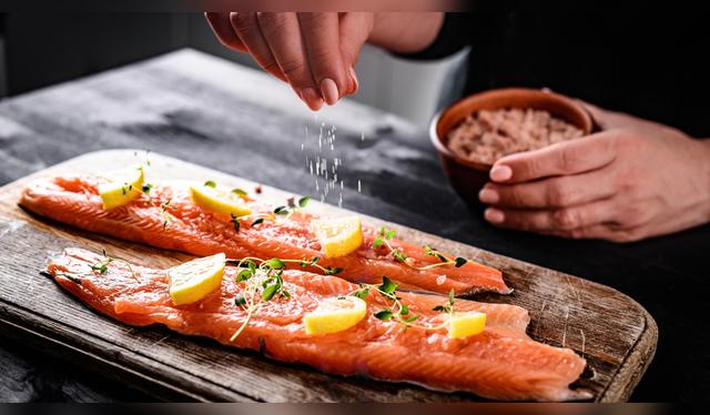 Vierte sal gruesa en el pescado.   