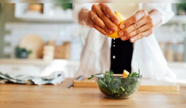 Con propiedades antibacterianas, el limón también ayuda en el cuidado de la piel, regula la presión arterial y la salud cardiovascular. Fuente: Shutterstock. Con propiedades antibacterianas, el limón también ayuda en el cuidado de la piel, regula la presión arterial y la salud cardiovascular. Fuente: Shutterstock.