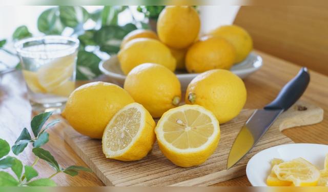 Además de su versatilidad en recetas, el limón mejora la digestión y desintoxica el cuerpo. Fuente: Shutterstock. Además de su versatilidad en recetas, el limón mejora la digestión y desintoxica el cuerpo. Fuente: Shutterstock.