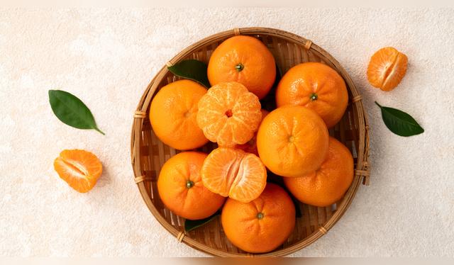 Si la mandarina pesa es porque está jugosa. Si la mandarina pesa es porque está jugosa.