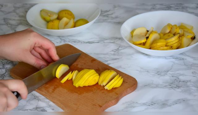 Esta receta fácil incluye ingredientes sencillos como aceite de oliva, paprika y cebolla en polvo, creando unos chips crujientes. Fuente: Shutterstock.   