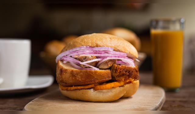La Criolla ofrece el icónico pan con chicharrón.   