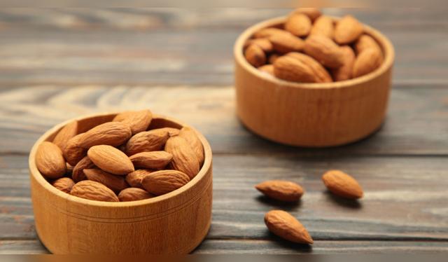 Incluir en tu dieta alimentos como almendras, pavo y té de manzanilla puede facilitar un mejor descanso. Fuente: Shutterstock.   