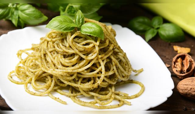 Clásico de la cocina italiana: tallarines al pesto con albahaca fresca, piñones y parmesano. Clásico de la cocina italiana: tallarines al pesto con albahaca fresca, piñones y parmesano.