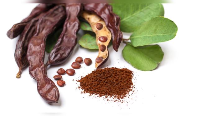 Sus vainas se secan, tuestan y muelen hasta convertirse en un polvo.