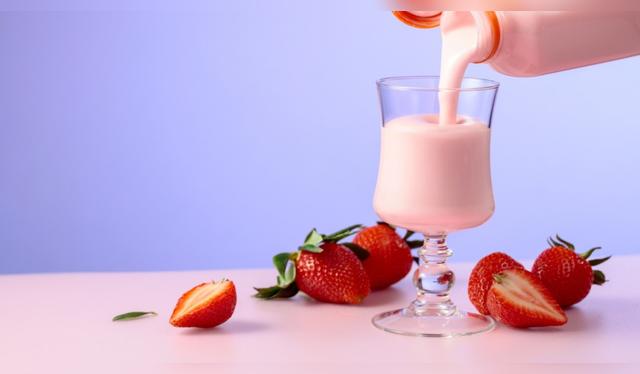 El yogur natural se elabora fermentando leche y suele ser líquido, con menor contenido de proteínas y un sabor suave. Fuente: Shutterstock. El yogur natural se elabora fermentando leche y suele ser líquido, con menor contenido de proteínas y un sabor suave. Fuente: Shutterstock.