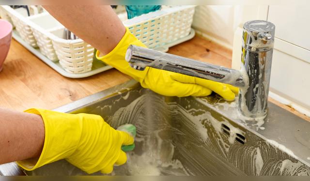 Esta mezcla no solo sirve para limpiar la cocina, también ropa.   