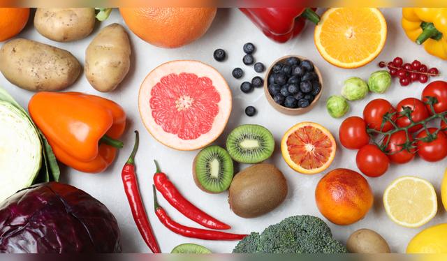 El kiwi, brócoli y arándano también poseen vitamina C.   