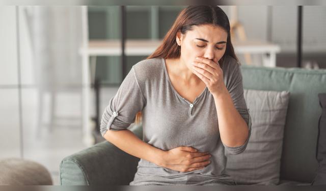Uno de los síntomas por contaminación de espinaca es dolor estomacal y náuseas.   