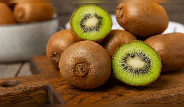 El kiwi, rico en melatonina y serotonina, mejora la calidad del sueño y la recuperación física. Fuente: Shutterstock.   