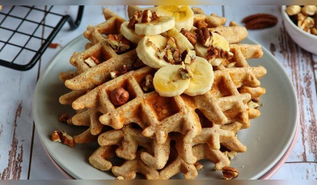 Estos waffles, elaborados con solo 5 bananas y un huevo, aportan alrededor de 635 calorías en total. Fuente: Shutterstock. Estos waffles, elaborados con solo 5 bananas y un huevo, aportan alrededor de 635 calorías en total. Fuente: Shutterstock.
