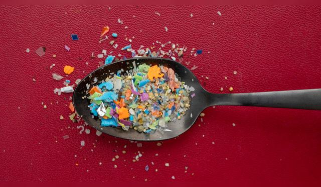 Cada semana podrías estar comiendo el equivalente a una tarjeta de crédito en plástico.