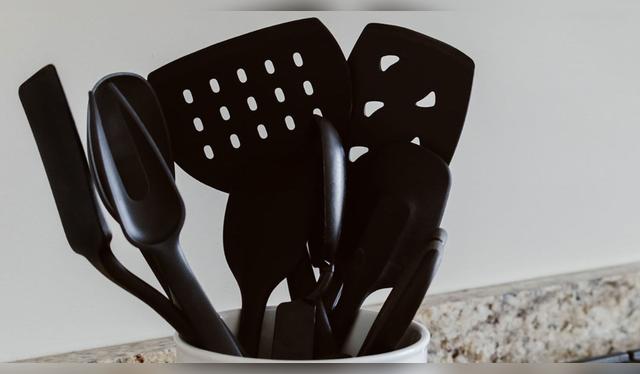  Los químicos invisibles en tu cocina<strong>:</strong> los plásticos negros pueden liberar compuestos asociados a trastornos hormonales. 