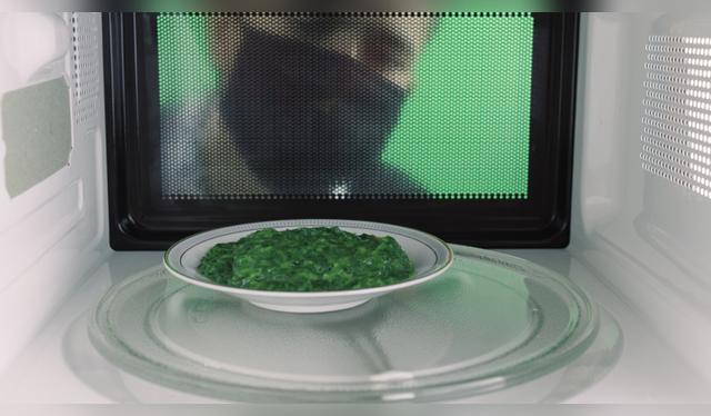 Evita recalentar huevos, pimientos picantes, verduras y frutas en el microondas, ya que pueden explotar. Fuente: Shutterstock.   