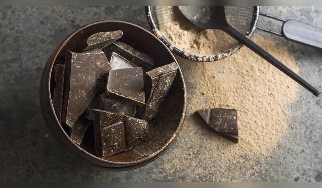 Usa tabletas de cacao negro o con leche.   