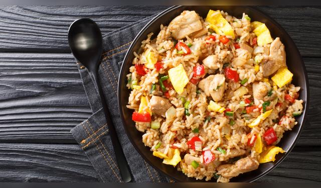  El chaufa de pollo, con arroz frito, huevo, verduras y sillao, es la versión más popular y casera.    