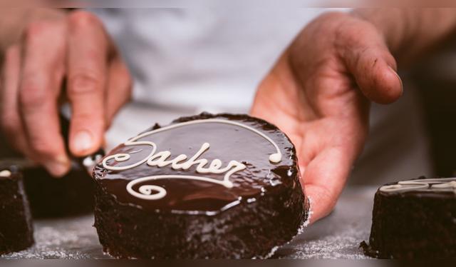 Su versión original se sirve con crema chantilly en el famoso Hotel Sacher. Fuente: Shutterstock.   