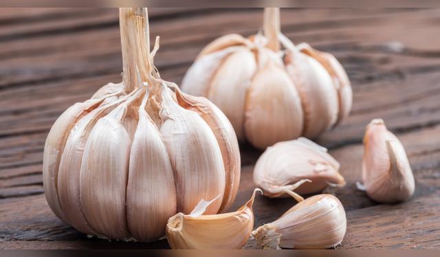  El ajo libera alicina, un compuesto que ayuda a desinfectar y eliminar residuos de la parrilla. 