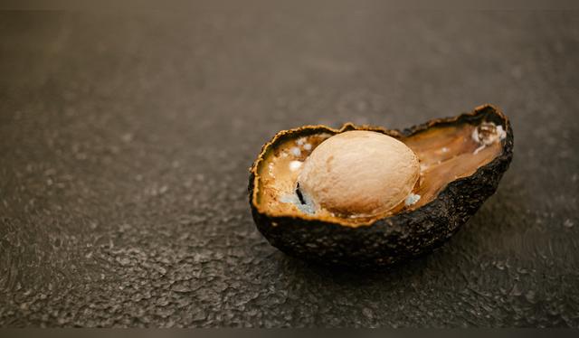 El aguacate se oxida al contacto con el aire, cambiando de color y sabor. El aguacate se oxida al contacto con el aire, cambiando de color y sabor.