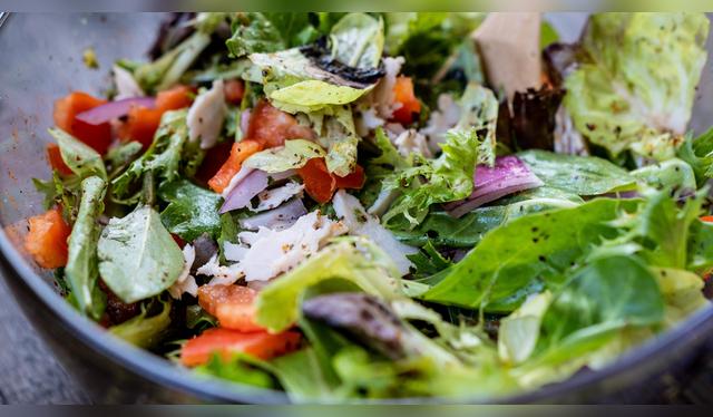 La humedad excesiva acelera el deterioro de las verduras frescas. La humedad excesiva acelera el deterioro de las verduras frescas.