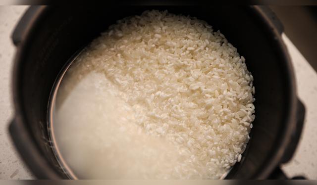 Lavar el arroz ayuda a eliminar la suciedad y otros elementos.   