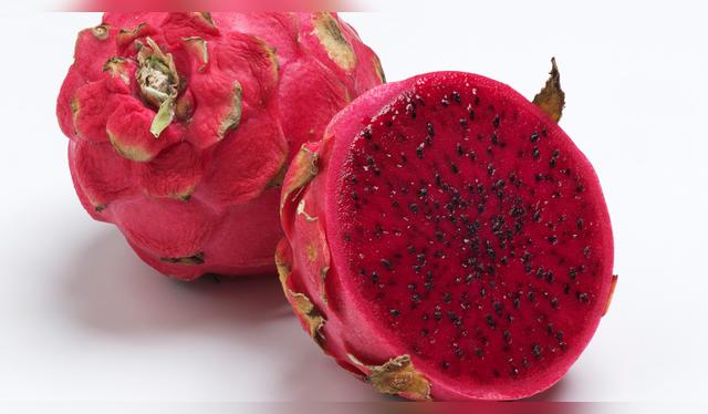 La pitahaya, también llamada fruta del dragón, destaca por su color intenso y su sabor suave entre el kiwi y la pera.