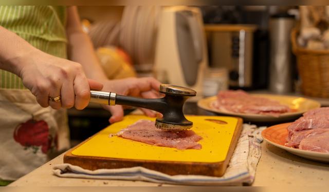 Para una carne más suave dale algunos golpes leves.   