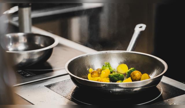 <em>Se resalta la importancia de precalentar la sartén y el control de la temperatura al cocinar. Fuente: Shutterstock.</em> <em>Se resalta la importancia de precalentar la sartén y el control de la temperatura al cocinar. Fuente: Shutterstock.</em>