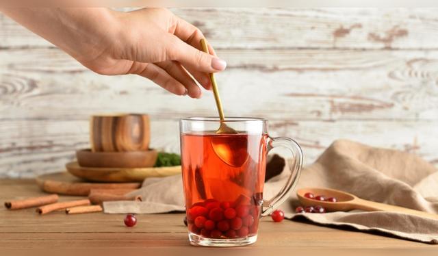 Las proantocianidinas en los arándanos rojos evitan que las bacterias se adhieran a las vías urinarias. Fuente: Shutterstock.   