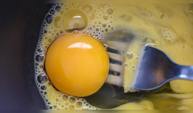 Usar tenedor al batir los huevos es el error más común, según una chef con Estrella Michelin.