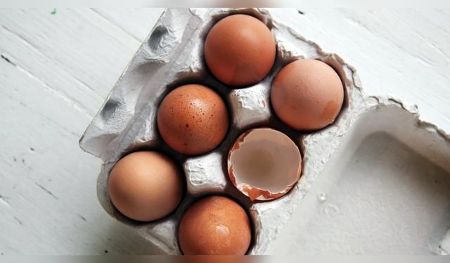 Guarda los huevos con grietas en los cajones internos del refrigerador.   