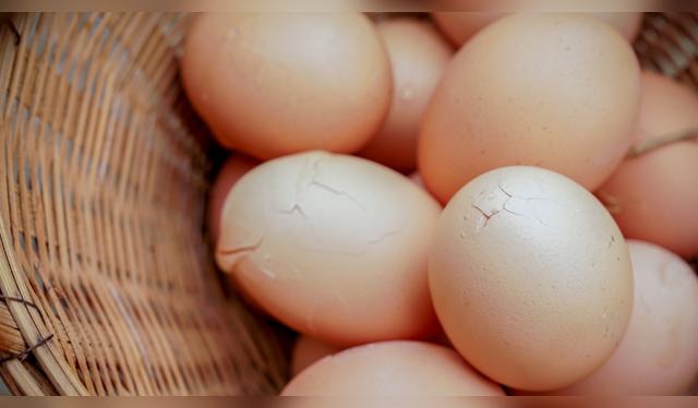 Desecha los huevos rotos.   