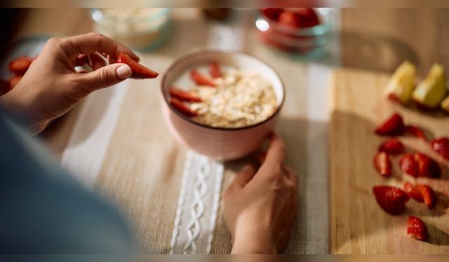 Existen diversas formas de preparar la avena para maximizar sus beneficios nutricionales. Fuente: Shutterstock. Existen diversas formas de preparar la avena para maximizar sus beneficios nutricionales. Fuente: Shutterstock.