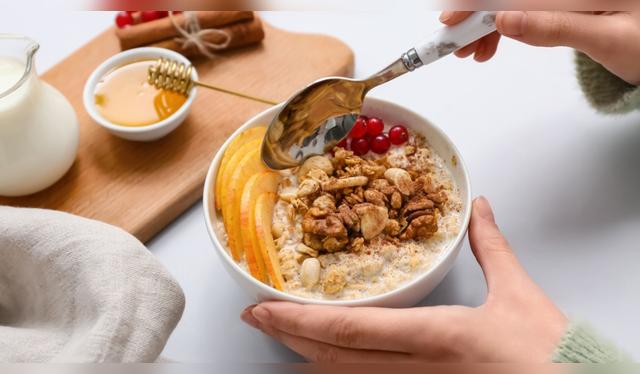 El consumo regular de avena ayuda a regular el azúcar en sangre y mantener la saciedad. Fuente: Shutterstock. El consumo regular de avena ayuda a regular el azúcar en sangre y mantener la saciedad. Fuente: Shutterstock.