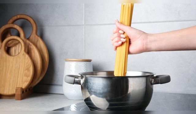 Muchos cocinan la pasta con el fuego al máximo sin saber que no hace ninguna diferencia en la cocción.   