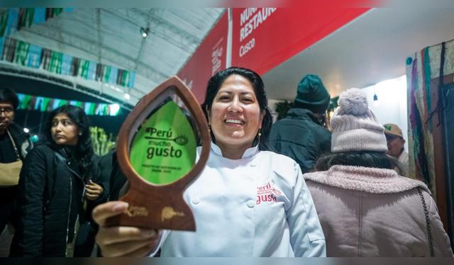  Rocío Zúñiga, fundadora de Nuna Raymi, junto al premio de Perú Mucho Gusto. Fuente: Difusión.   