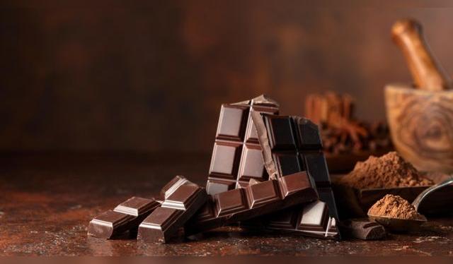 El chocolate negro y los plátanos ofrecen energía sostenida. Fuente: Shutterstock.   