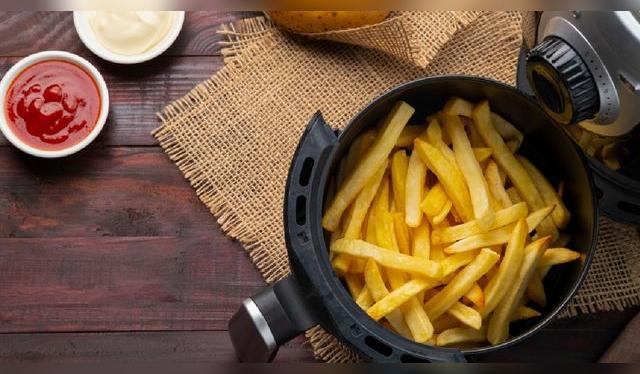 Remojar las papas en agua fría con vinagre ayuda a reducir el almidón y evitar que se peguen. Fuente: Shutterstock.   