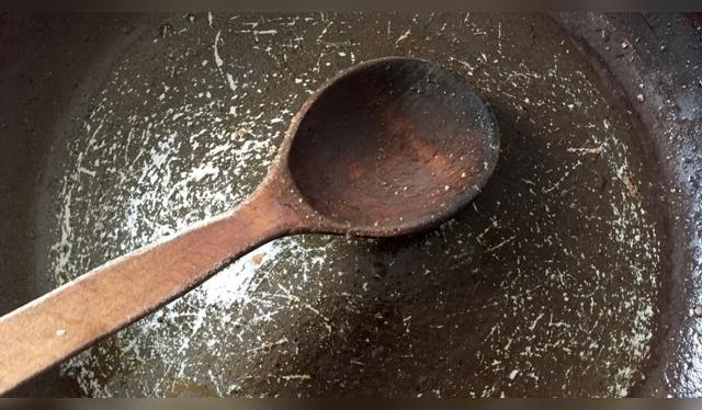 Desecha tu sartén de teflón rayada.   